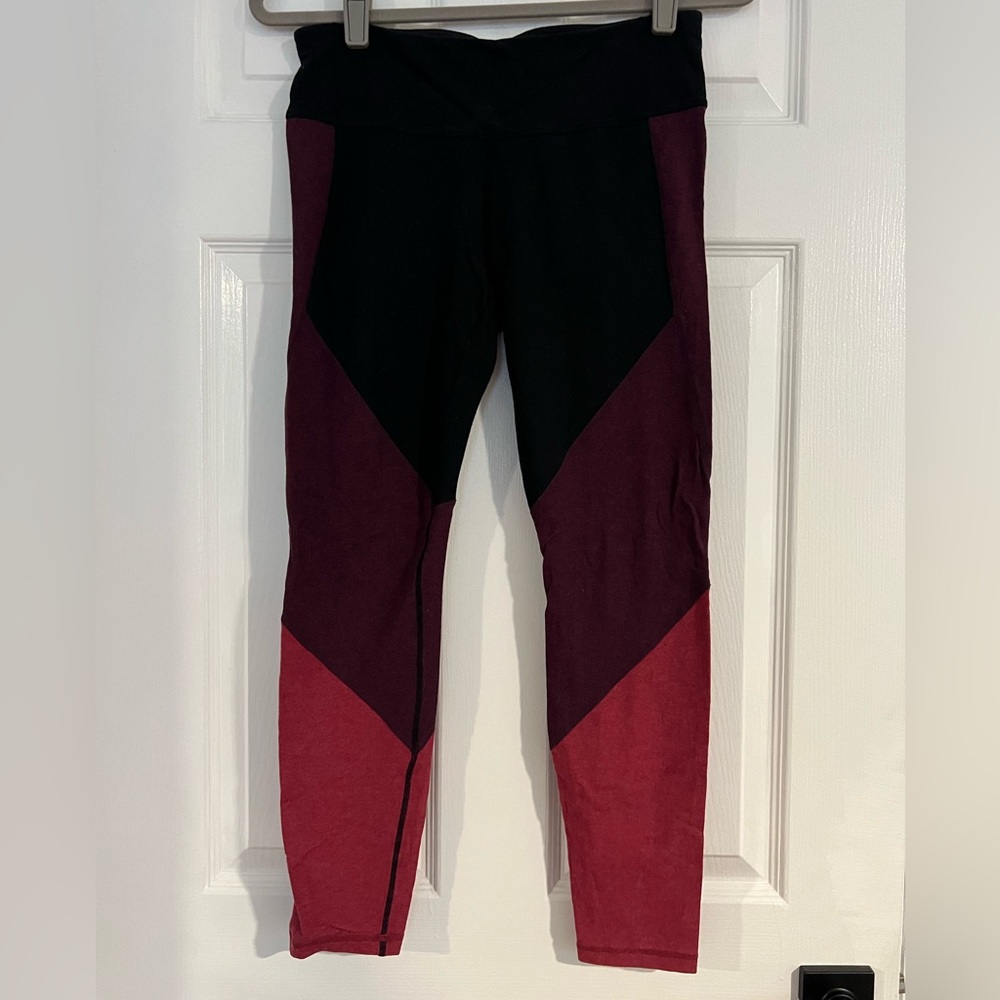 GAP Fit PERFORMANCE COTTON color block leggings size M Red Black